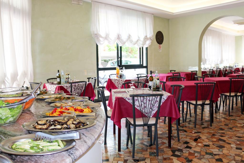 Hotel Buda Белариа-Игеа Марина Екстериор снимка